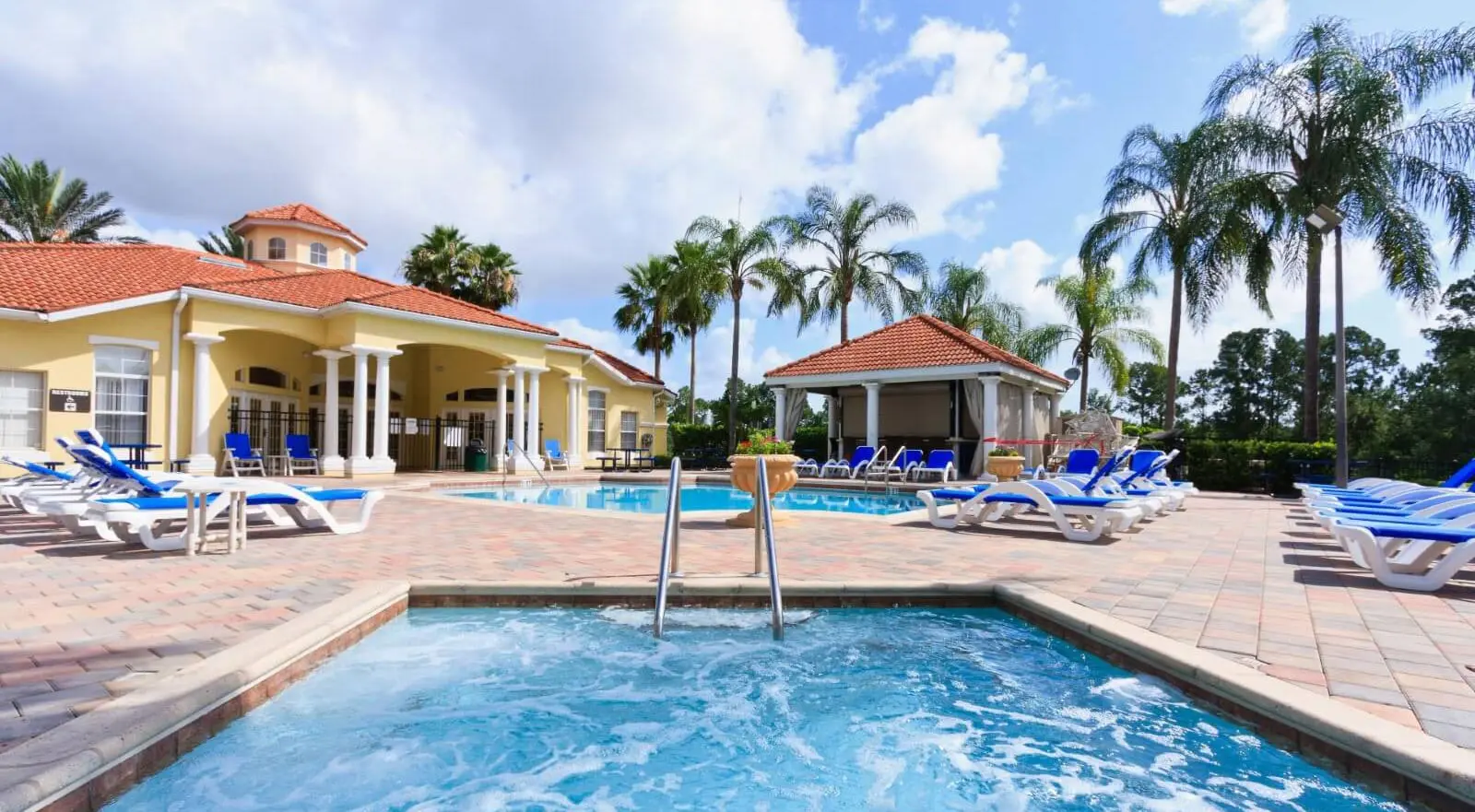 emerald_island_resort_rentals_resort_pool_9ae0a0a19c