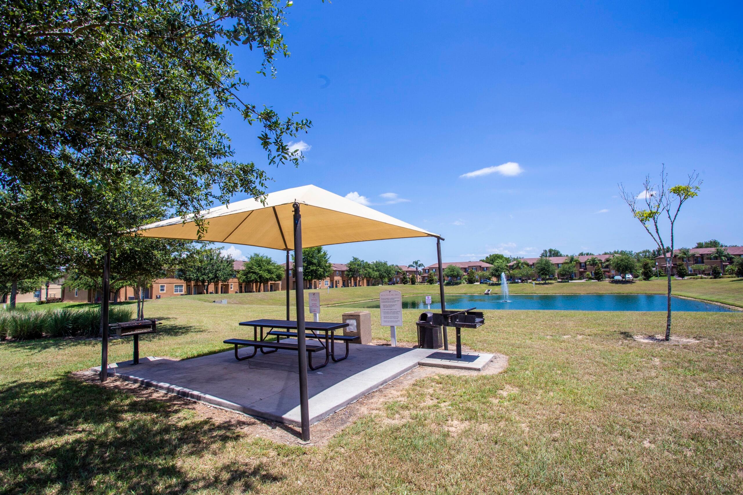 Outdoor picnic and lake area at Regal Palms Resort in Davenport